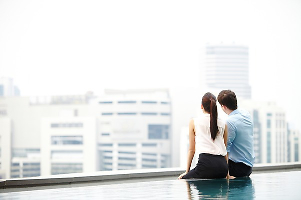 포토 JPG 주간 서양인 외국인 백인 해외기획촬영 직업 라이프스타일 응시 2012년태국 여자 남자 비즈니스 휴식 야외수영장 수영장 사람 앉기 정장 빌딩 20대 성인 야외 두명 건물 뒷모습 아웃포커스 비즈니스라이프 풀장 도시 직장인 비즈니스맨 비즈니스우먼 옥상 동료 청년만 성인만 국내포토 자연요소 건축물 시선 옷 뷰포인트 컨셉 관계 모션 촬영기법 인종 청년 생활 파일형식