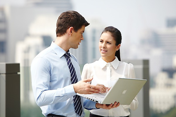 포토 JPG 주간 서양인 외국인 백인 해외기획촬영 직업 라이프스타일 2012년태국 여자 남자 비즈니스 회의 대화 들기 사람 정장 빌딩 상반신 20대 성인 야외 두명 건물 앞모습 아웃포커스 비즈니스라이프 노트북 컴퓨터 마주보기 웹서핑 도시 직장인 비즈니스맨 비즈니스우먼 옥상 동료 청년만 성인만 국내포토 자연요소 건축물 옷 뷰포인트 관계 모션 촬영기법 말하기 인종 청년 생활 전자제품 파일형식