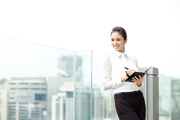 포토 JPG 주간 서양인 외국인 백인 해외기획촬영 직업 우먼라이프 라이프스타일 응시 2012년태국 여자 비즈니스 한명 서기 미소 웃음 들기 사람 정장 빌딩 20대 성인 야외 건물 앞모습 아웃포커스 비즈니스라이프 펜 다이어리 기록 도시 직장인 비즈니스우먼 옥상 여자만 여자한명만 성인여자만 청년만 청년여자만 성인한명만 청년여자한명만 성인여자한명만 성인만 국내포토 자연요소 1 건축물 시선 옷 뷰포인트 모션 촬영기법 표정 인종 청년 생활 필기구 사무용품 파일형식