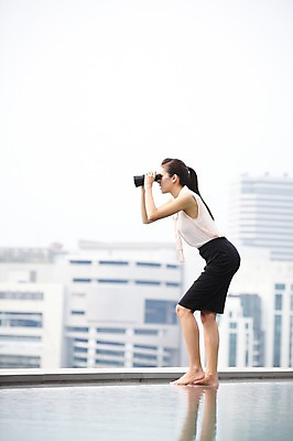 포토 JPG 주간 전신 서양인 외국인 백인 해외기획촬영 직업 우먼라이프 라이프스타일 응시 2012년태국 여자 비즈니스 맨발 야외수영장 수영장 한명 서기 들기 사람 정장 빌딩 20대 성인 야외 건물 옆모습 비즈니스라이프 풀장 쌍안경 망원경 관찰 도시 직장인 비즈니스우먼 옥상 관측 여자만 여자한명만 성인여자만 청년만 청년여자만 성인한명만 청년여자한명만 성인여자한명만 성인만 국내포토 자연요소 1 건축물 시선 옷 뷰포인트 모션 발 인종 청년 생활 파일형식