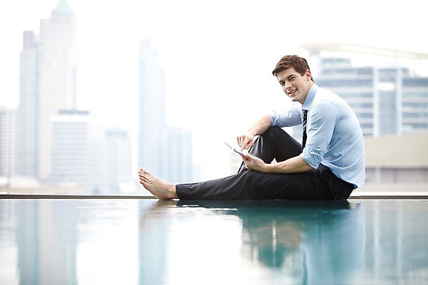 포토 JPG 주간 전신 서양인 외국인 백인 해외기획촬영 직업 라이프스타일 2012년태국 남자 맨라이프 비즈니스 맨발 휴식 야외수영장 수영장 한명 미소 웃음 들기 사람 앉기 정장 빌딩 20대 성인 야외 건물 옆모습 아웃포커스 비즈니스라이프 태블릿 풀장 웹서핑 도시 직장인 비즈니스맨 옥상 남자만 남자한명만 성인남자만 청년만 청년남자만 청년남자한명만 성인한명만 성인남자한명만 성인만 국내포토 자연요소 1 건축물 옷 뷰포인트 컨셉 모션 발 촬영기법 표정 인종 청년 생활 전자제품 스마트기기 파일형식