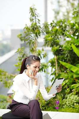 포토 JPG 주간 서양인 외국인 나무 식물 백인 해외기획촬영 직업 우먼라이프 라이프스타일 응시 2012년태국 여자 비즈니스 휴식 한명 미소 웃음 들기 사람 앉기 정장 20대 성인 야외 옆모습 아웃포커스 비즈니스라이프 태블릿 턱괴기 다리꼬기 웹서핑 직장인 비즈니스우먼 여자만 여자한명만 성인여자만 청년만 청년여자만 성인한명만 청년여자한명만 성인여자한명만 성인만 국내포토 자연요소 1 시선 옷 뷰포인트 컨셉 모션 촬영기법 표정 인종 청년 생활 전자제품 스마트기기 파일형식