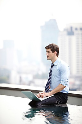 포토 JPG 주간 서양인 외국인 백인 해외기획촬영 직업 라이프스타일 응시 2012년태국 남자 맨라이프 비즈니스 휴식 야외수영장 수영장 한명 사람 앉기 정장 빌딩 20대 성인 야외 건물 옆모습 아웃포커스 비즈니스라이프 노트북 컴퓨터 풀장 웹서핑 타이핑 도시 직장인 비즈니스맨 옥상 남자만 남자한명만 성인남자만 청년만 청년남자만 청년남자한명만 성인한명만 성인남자한명만 성인만 국내포토 자연요소 1 건축물 시선 옷 뷰포인트 컨셉 모션 촬영기법 인종 청년 생활 전자제품 파일형식