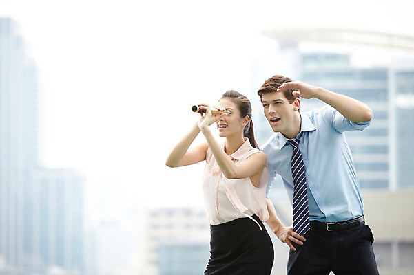 포토 JPG 주간 서양인 외국인 백인 해외기획촬영 직업 라이프스타일 응시 2012년태국 여자 남자 포즈 비즈니스 모션 서기 미소 웃음 들기 사람 정장 빌딩 상반신 20대 성인 야외 두명 건물 아웃포커스 비즈니스라이프 망원경 관찰 도시 직장인 비즈니스맨 비즈니스우먼 동료 관측 청년만 성인만 국내포토 자연요소 건축물 시선 옷 관계 촬영기법 표정 인종 청년 생활 파일형식