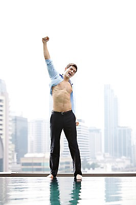 포토 JPG 주간 전신 서양인 외국인 백인 해외기획촬영 직업 라이프스타일 2012년태국 남자 맨라이프 포즈 비즈니스 모션 맨발 휴식 야외수영장 수영장 한명 서기 미소 웃음 사람 정장 빌딩 20대 성인 야외 건물 앞모습 아웃포커스 비즈니스라이프 손들기 풀장 주먹 자유 도시 직장인 비즈니스맨 옥상 남자만 남자한명만 성인남자만 청년만 청년남자만 청년남자한명만 성인한명만 성인남자한명만 성인만 국내포토 자연요소 1 건축물 옷 뷰포인트 컨셉 발 촬영기법 표정 인종 청년 생활 파일형식