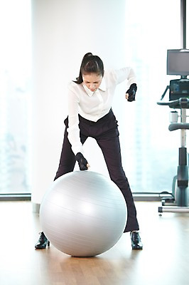포토 JPG 주간 전신 서양인 외국인 백인 해외기획촬영 직업 우먼라이프 라이프스타일 2012년태국 여자 포즈 장갑 비즈니스 공 창문 실내 숙이기 한명 서기 사람 정장 20대 성인 앞모습 비즈니스라이프 운동 운동기구 격투기 헬스장 펀치 직장인 비즈니스우먼 짐볼 호신술 의료성형뷰티 여자만 여자한명만 성인여자만 청년만 청년여자만 성인한명만 청년여자한명만 성인여자한명만 성인만 국내포토 자연요소 1 잡화 옷 스포츠 뷰포인트 모션 건강 인종 청년 내부 생활 헬스 파일형식