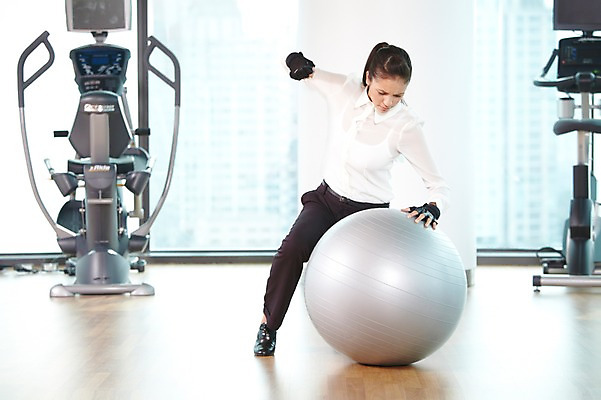 포토 JPG 주간 전신 서양인 외국인 백인 해외기획촬영 직업 우먼라이프 라이프스타일 2012년태국 여자 포즈 장갑 비즈니스 공 창문 실내 한명 사람 정장 20대 성인 앞모습 비즈니스라이프 운동 운동기구 격투기 헬스장 펀치 직장인 비즈니스우먼 짐볼 호신술 의료성형뷰티 여자만 여자한명만 성인여자만 청년만 청년여자만 성인한명만 청년여자한명만 성인여자한명만 성인만 국내포토 자연요소 1 잡화 옷 스포츠 뷰포인트 모션 건강 인종 청년 내부 생활 헬스 파일형식