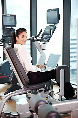 포토 JPG 주간 전신 서양인 외국인 백인 해외기획촬영 직업 우먼라이프 라이프스타일 2012년태국 여자 비즈니스 창문 실내 한명 미소 웃음 사람 앉기 정장 20대 성인 옆모습 비즈니스라이프 노트북 컴퓨터 운동 운동기구 헬스 헬스장 웹서핑 타이핑 직장인 비즈니스우먼 이너타이 이너타이머신 의료성형뷰티 여자만 여자한명만 성인여자만 청년만 청년여자만 성인한명만 청년여자한명만 성인여자한명만 성인만 국내포토 자연요소 1 옷 뷰포인트 모션 표정 건강 인종 청년 내부 생활 전자제품 파일형식