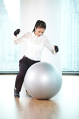 포토 JPG 주간 전신 서양인 외국인 백인 해외기획촬영 직업 우먼라이프 라이프스타일 2012년태국 여자 포즈 장갑 비즈니스 공 창문 실내 한명 사람 정장 20대 성인 앞모습 비즈니스라이프 운동 운동기구 격투기 헬스장 펀치 직장인 비즈니스우먼 짐볼 호신술 의료성형뷰티 여자만 여자한명만 성인여자만 청년만 청년여자만 성인한명만 청년여자한명만 성인여자한명만 성인만 국내포토 자연요소 1 잡화 옷 스포츠 뷰포인트 모션 건강 인종 청년 내부 생활 헬스 파일형식