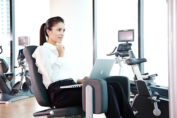 포토 JPG 주간 서양인 외국인 백인 해외기획촬영 직업 우먼라이프 라이프스타일 응시 2012년태국 여자 비즈니스 창문 실내 한명 미소 웃음 사람 앉기 정장 20대 성인 옆모습 비즈니스라이프 노트북 컴퓨터 운동 운동기구 헬스 헬스장 웹서핑 직장인 비즈니스우먼 이너타이 이너타이머신 의료성형뷰티 여자만 여자한명만 성인여자만 청년만 청년여자만 성인한명만 청년여자한명만 성인여자한명만 성인만 국내포토 자연요소 1 시선 옷 뷰포인트 모션 표정 건강 인종 청년 내부 생활 전자제품 파일형식