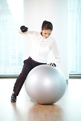 포토 JPG 주간 전신 서양인 외국인 백인 해외기획촬영 직업 우먼라이프 라이프스타일 2012년태국 여자 포즈 장갑 비즈니스 공 창문 실내 한명 사람 정장 20대 성인 앞모습 비즈니스라이프 운동 운동기구 격투기 헬스장 펀치 직장인 비즈니스우먼 짐볼 호신술 의료성형뷰티 여자만 여자한명만 성인여자만 청년만 청년여자만 성인한명만 청년여자한명만 성인여자한명만 성인만 국내포토 자연요소 1 잡화 옷 스포츠 뷰포인트 모션 건강 인종 청년 내부 생활 헬스 파일형식