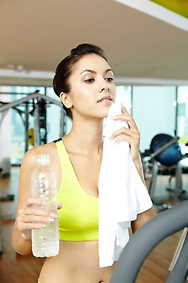 포토 JPG 주간 서양인 외국인 백인 해외기획촬영 우먼라이프 라이프스타일 2012년태국 여자 몸매관리 실내 건강 한명 서기 들기 사람 상반신 20대 성인 취미 앞모습 아웃포커스 물 운동복 수건 운동 건강관리 운동기구 헬스 헬스장 기구 도구 탱크톱 갈증 물병 생수 스탭퍼 스텝퍼 의료성형뷰티 여자만 여자한명만 성인여자만 청년만 청년여자만 성인한명만 청년여자한명만 성인여자한명만 성인만 국내포토 자연요소 1 옷 뷰포인트 상의 다이어트 모션 촬영기법 관리 인종 청년 내부 생활 위생용품 물통 파일형식