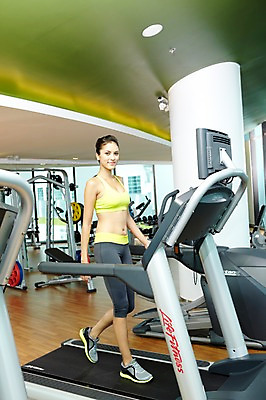 포토 JPG 주간 전신 서양인 외국인 백인 해외기획촬영 우먼라이프 라이프스타일 2012년태국 여자 운동화 몸매관리 실내 건강 한명 서기 미소 웃음 사람 20대 성인 취미 옆모습 운동복 운동 걷기 건강관리 운동기구 헬스 헬스장 기구 도구 탱크톱 런닝머신 의료성형뷰티 여자만 여자한명만 성인여자만 청년만 청년여자만 성인한명만 청년여자한명만 성인여자한명만 성인만 국내포토 자연요소 1 옷 뷰포인트 신발 상의 다이어트 모션 표정 관리 인종 청년 내부 생활 파일형식