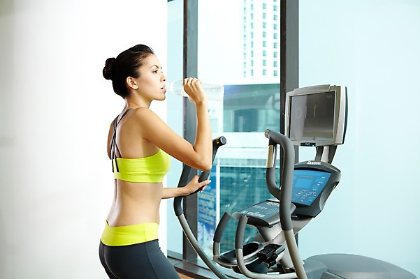 포토 JPG 주간 서양인 외국인 백인 해외기획촬영 우먼라이프 라이프스타일 2012년태국 여자 몸매관리 창문 실내 건강 한명 서기 들기 사람 상반신 20대 성인 취미 옆모습 물 운동복 운동 건강관리 운동기구 헬스 헬스장 마시기 기구 도구 탱크톱 갈증 먹기 물병 생수 스탭퍼 스텝퍼 의료성형뷰티 여자만 여자한명만 성인여자만 청년만 청년여자만 성인한명만 청년여자한명만 성인여자한명만 성인만 국내포토 자연요소 1 옷 뷰포인트 상의 다이어트 모션 관리 인종 청년 내부 생활 물통 파일형식