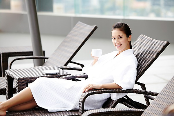 포토 JPG 주간 서양인 외국인 백인 해외기획촬영 우먼라이프 라이프스타일 2012년태국 여자 음료 탁자 티타임 휴식 한명 미소 웃음 들기 사람 앉기 20대 성인 야외 옆모습 아웃포커스 스파 가운 목욕가운 차 찻잔 선베드 여자만 여자한명만 성인여자만 청년만 청년여자만 성인한명만 청년여자한명만 성인여자한명만 성인만 국내포토 자연요소 1 옷 뷰포인트 가구 컨셉 의자 모션 잔 촬영기법 표정 인종 청년 생활 파일형식