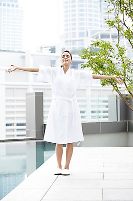 포토 JPG 주간 전신 서양인 외국인 식물 백인 해외기획촬영 우먼라이프 라이프스타일 2012년태국 여자 팔벌리기 휴식 야외수영장 수영장 실내화 한명 서기 미소 웃음 사람 빌딩 20대 성인 야외 건물 앞모습 풀장 눈감음 스파 자유 나뭇가지 가운 목욕가운 여자만 여자한명만 성인여자만 청년만 청년여자만 성인한명만 청년여자한명만 성인여자한명만 성인만 국내포토 자연요소 나무 1 건축물 옷 뷰포인트 신발 컨셉 모션 표정 인종 청년 생활 파일형식