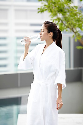 포토 JPG 주간 서양인 외국인 식물 백인 해외기획촬영 우먼라이프 라이프스타일 2012년태국 여자 휴식 야외수영장 수영장 한명 서기 들기 사람 빌딩 20대 성인 야외 건물 옆모습 아웃포커스 물 풀장 스파 마시기 나뭇가지 가운 목욕가운 먹기 물병 생수 여자만 여자한명만 성인여자만 청년만 청년여자만 성인한명만 청년여자한명만 성인여자한명만 성인만 국내포토 자연요소 나무 1 건축물 옷 뷰포인트 컨셉 모션 촬영기법 인종 청년 생활 물통 파일형식