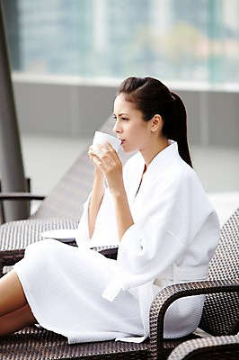 포토 JPG 주간 서양인 외국인 백인 해외기획촬영 우먼라이프 라이프스타일 응시 2012년태국 여자 음료 탁자 티타임 휴식 한명 들기 사람 앉기 20대 성인 야외 옆모습 아웃포커스 스파 마시기 가운 목욕가운 차 찻잔 먹기 선베드 여자만 여자한명만 성인여자만 청년만 청년여자만 성인한명만 청년여자한명만 성인여자한명만 성인만 국내포토 자연요소 1 시선 옷 뷰포인트 가구 컨셉 의자 모션 잔 촬영기법 인종 청년 생활 파일형식