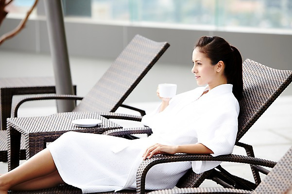 포토 JPG 주간 서양인 외국인 백인 해외기획촬영 우먼라이프 라이프스타일 응시 2012년태국 여자 음료 탁자 티타임 휴식 한명 들기 사람 앉기 20대 성인 야외 옆모습 아웃포커스 스파 가운 목욕가운 차 찻잔 선베드 여자만 여자한명만 성인여자만 청년만 청년여자만 성인한명만 청년여자한명만 성인여자한명만 성인만 국내포토 자연요소 1 시선 옷 뷰포인트 가구 컨셉 의자 모션 잔 촬영기법 인종 청년 생활 파일형식