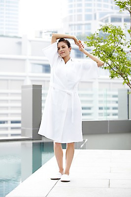 포토 JPG 주간 전신 서양인 외국인 식물 백인 해외기획촬영 우먼라이프 라이프스타일 2012년태국 여자 휴식 야외수영장 수영장 실내화 한명 서기 미소 웃음 사람 빌딩 20대 성인 야외 건물 앞모습 풀장 스파 나뭇가지 가운 목욕가운 여자만 여자한명만 성인여자만 청년만 청년여자만 성인한명만 청년여자한명만 성인여자한명만 성인만 국내포토 자연요소 나무 1 건축물 옷 뷰포인트 신발 컨셉 모션 표정 인종 청년 생활 파일형식