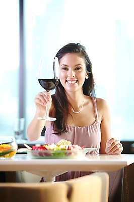 포토 JPG 서양인 외국인 백인 해외기획촬영 우먼라이프 라이프스타일 그릇 접시 2012년태국 여자 음식 와인잔 식탁 호텔 잔 주류 파스타 실내 스파게티 요리 한명 미소 웃음 들기 사람 앉기 상반신 20대 성인 앞모습 아웃포커스 컵 식당 레스토랑 와인 식사 여자만 여자한명만 성인여자만 청년만 청년여자만 성인한명만 청년여자한명만 성인여자한명만 성인만 혼족 국내포토 1 식기 음료 뷰포인트 술잔 모션 탁자 숙소 서양음식 촬영기법 표정 인종 청년 내부 생활 상점 싱글라이프 파일형식