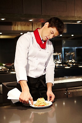 포토 JPG 서양인 외국인 백인 해외기획촬영 직업 그릇 접시 2012년태국 남자 음식 식탁 호텔 파스타 실내 스파게티 요리 한명 서기 사람 상반신 20대 성인 앞모습 아웃포커스 주방 식당 레스토랑 주방장 요리사 닦기 행주 남자만 남자한명만 성인남자만 청년만 청년남자만 청년남자한명만 성인한명만 성인남자한명만 성인만 국내포토 1 식기 뷰포인트 모션 탁자 숙소 서양음식 촬영기법 인종 청년 내부 상점 청소도구 파일형식