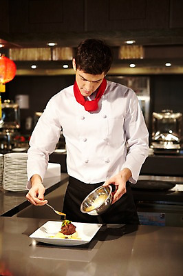 포토 JPG 서양인 외국인 백인 해외기획촬영 직업 그릇 접시 2012년태국 남자 음식 식탁 호텔 실내 요리 한명 서기 들기 사람 20대 성인 앞모습 주방 식당 레스토랑 숟가락 주방장 요리사 남자만 남자한명만 성인남자만 청년만 청년남자만 청년남자한명만 성인한명만 성인남자한명만 성인만 국내포토 1 식기 뷰포인트 모션 탁자 숙소 수저 인종 청년 내부 상점 파일형식