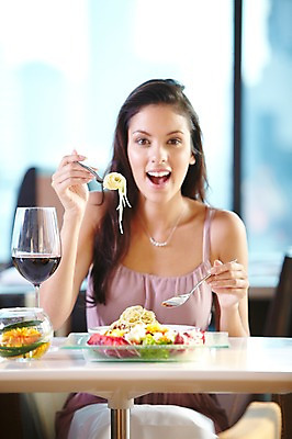 포토 JPG 주간 서양인 외국인 백인 해외기획촬영 우먼라이프 라이프스타일 그릇 접시 2012년태국 여자 음식 포크 와인잔 창문 식탁 호텔 잔 주류 실내 요리 한명 미소 웃음 들기 사람 앉기 20대 성인 앞모습 아웃포커스 컵 식당 레스토랑 와인 숟가락 식사 여자만 여자한명만 성인여자만 청년만 청년여자만 성인한명만 청년여자한명만 성인여자한명만 성인만 혼족 국내포토 자연요소 1 식기 음료 뷰포인트 술잔 모션 탁자 숙소 촬영기법 수저 표정 인종 청년 내부 생활 상점 싱글라이프 파일형식