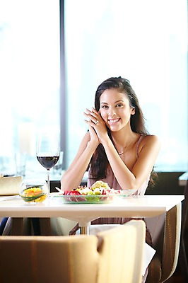 포토 JPG 주간 서양인 외국인 백인 해외기획촬영 우먼라이프 라이프스타일 그릇 접시 2012년태국 여자 음식 와인잔 창문 식탁 호텔 잔 주류 실내 요리 한명 미소 웃음 사람 앉기 상반신 20대 성인 앞모습 아웃포커스 컵 식당 레스토랑 와인 식사 핸드백 여자만 여자한명만 성인여자만 청년만 청년여자만 성인한명만 청년여자한명만 성인여자한명만 성인만 혼족 국내포토 자연요소 1 식기 음료 뷰포인트 술잔 가방 모션 탁자 숙소 촬영기법 표정 인종 청년 내부 생활 상점 싱글라이프 파일형식