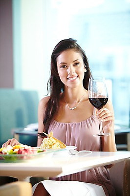 포토 JPG 서양인 외국인 백인 해외기획촬영 우먼라이프 라이프스타일 그릇 접시 2012년태국 여자 음식 와인잔 식탁 호텔 잔 주류 파스타 실내 스파게티 요리 한명 미소 웃음 들기 사람 앉기 20대 성인 앞모습 아웃포커스 컵 식당 레스토랑 와인 숟가락 식사 여자만 여자한명만 성인여자만 청년만 청년여자만 성인한명만 청년여자한명만 성인여자한명만 성인만 혼족 국내포토 1 식기 음료 뷰포인트 술잔 모션 탁자 숙소 서양음식 촬영기법 수저 표정 인종 청년 내부 생활 상점 싱글라이프 파일형식