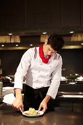 포토 JPG 서양인 외국인 백인 해외기획촬영 직업 그릇 접시 2012년태국 남자 음식 식탁 호텔 파스타 실내 스파게티 요리 한명 서기 사람 상반신 20대 성인 앞모습 아웃포커스 주방 식당 레스토랑 주방장 요리사 닦기 행주 남자만 남자한명만 성인남자만 청년만 청년남자만 청년남자한명만 성인한명만 성인남자한명만 성인만 국내포토 1 식기 뷰포인트 모션 탁자 숙소 서양음식 촬영기법 인종 청년 내부 상점 청소도구 파일형식