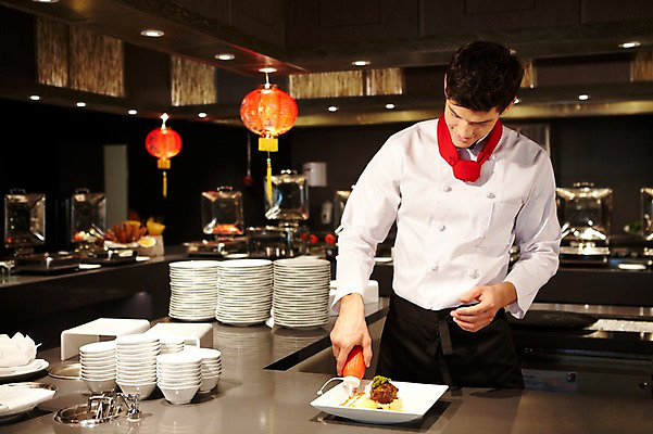 포토 JPG 서양인 외국인 백인 해외기획촬영 직업 그릇 접시 2012년태국 남자 음식 식탁 호텔 파스타 실내 스파게티 요리 한명 서기 들기 사람 상반신 20대 성인 앞모습 주방 식당 레스토랑 주방장 요리사 남자만 남자한명만 성인남자만 청년만 청년남자만 청년남자한명만 성인한명만 성인남자한명만 성인만 국내포토 1 식기 뷰포인트 모션 탁자 숙소 서양음식 인종 청년 내부 상점 파일형식