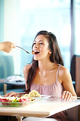 포토 JPG 주간 서양인 외국인 백인 해외기획촬영 우먼라이프 라이프스타일 그릇 접시 손 2012년태국 여자 음식 포크 창문 식탁 호텔 실내 요리 한명 미소 웃음 들기 사람 상반신 20대 성인 앞모습 아웃포커스 식당 레스토랑 숟가락 식사 먹기 먹여주기 여자만 여자한명만 성인여자만 청년만 청년여자만 성인한명만 청년여자한명만 성인여자한명만 성인만 혼족 국내포토 자연요소 1 식기 뷰포인트 모션 탁자 숙소 촬영기법 수저 표정 인종 청년 내부 생활 신체부위 상점 싱글라이프 파일형식