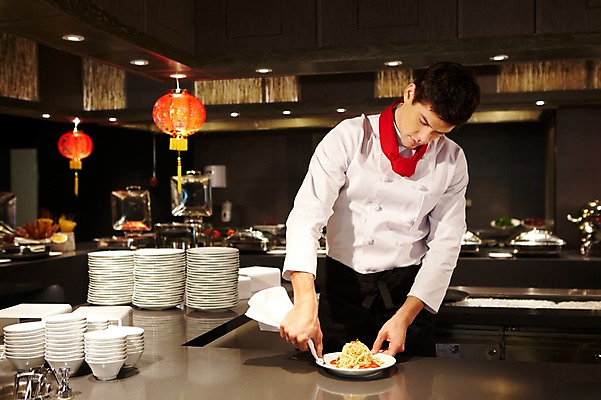 포토 JPG 서양인 외국인 백인 해외기획촬영 직업 그릇 접시 2012년태국 남자 음식 식탁 호텔 파스타 실내 스파게티 요리 한명 서기 사람 상반신 20대 성인 앞모습 주방 식당 레스토랑 주방장 요리사 닦기 행주 남자만 남자한명만 성인남자만 청년만 청년남자만 청년남자한명만 성인한명만 성인남자한명만 성인만 국내포토 1 식기 뷰포인트 모션 탁자 숙소 서양음식 인종 청년 내부 상점 청소도구 파일형식