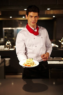 포토 JPG 서양인 외국인 백인 해외기획촬영 직업 그릇 접시 2012년태국 남자 음식 식탁 호텔 파스타 실내 스파게티 요리 한명 서기 들기 사람 20대 성인 앞모습 아웃포커스 주방 식당 레스토랑 주방장 요리사 남자만 남자한명만 성인남자만 청년만 청년남자만 청년남자한명만 성인한명만 성인남자한명만 성인만 국내포토 1 식기 뷰포인트 모션 탁자 숙소 서양음식 촬영기법 인종 청년 내부 상점 파일형식