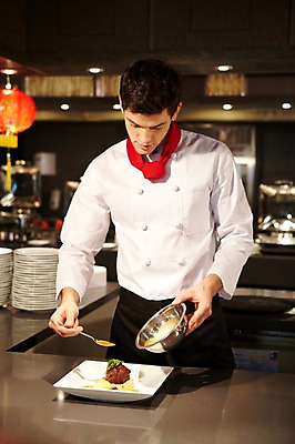 포토 JPG 서양인 외국인 백인 해외기획촬영 직업 그릇 접시 2012년태국 남자 음식 식탁 호텔 실내 요리 한명 서기 들기 사람 20대 성인 앞모습 주방 식당 레스토랑 숟가락 주방장 요리사 남자만 남자한명만 성인남자만 청년만 청년남자만 청년남자한명만 성인한명만 성인남자한명만 성인만 국내포토 1 식기 뷰포인트 모션 탁자 숙소 수저 인종 청년 내부 상점 파일형식