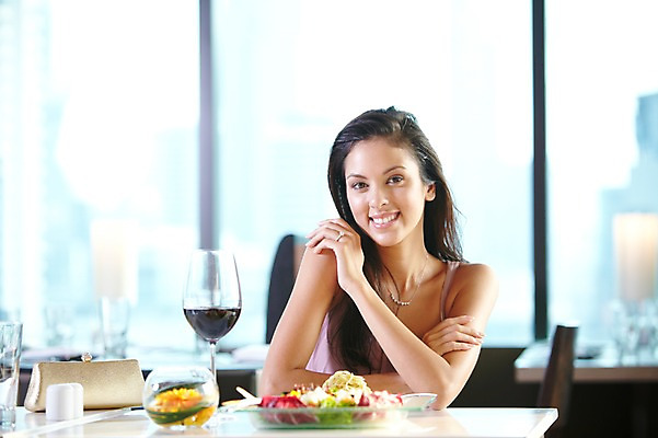 포토 JPG 주간 서양인 외국인 백인 해외기획촬영 우먼라이프 라이프스타일 그릇 접시 2012년태국 여자 음식 와인잔 창문 식탁 호텔 잔 주류 실내 요리 한명 미소 웃음 사람 상반신 20대 성인 앞모습 아웃포커스 컵 식당 레스토랑 와인 식사 핸드백 여자만 여자한명만 성인여자만 청년만 청년여자만 성인한명만 청년여자한명만 성인여자한명만 성인만 혼족 국내포토 자연요소 1 식기 음료 뷰포인트 술잔 가방 탁자 숙소 촬영기법 표정 인종 청년 내부 생활 상점 싱글라이프 파일형식