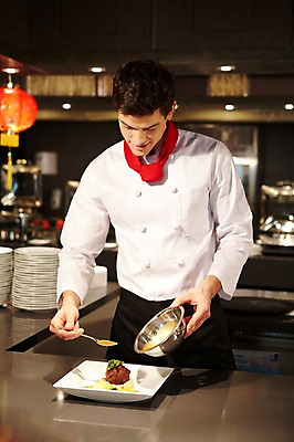 포토 JPG 서양인 외국인 백인 해외기획촬영 직업 그릇 접시 2012년태국 남자 음식 식탁 호텔 실내 요리 한명 서기 미소 웃음 들기 사람 20대 성인 앞모습 주방 식당 레스토랑 숟가락 주방장 요리사 남자만 남자한명만 성인남자만 청년만 청년남자만 청년남자한명만 성인한명만 성인남자한명만 성인만 국내포토 1 식기 뷰포인트 모션 탁자 숙소 수저 표정 인종 청년 내부 상점 파일형식