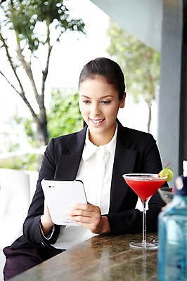 포토 JPG 주간 서양인 외국인 나무 식물 백인 해외기획촬영 직업 우먼라이프 라이프스타일 응시 2012년태국 여자 음료 비즈니스 술병 휴식 잔 주류 한명 미소 웃음 들기 사람 앉기 정장 상반신 20대 성인 야외 앞모습 아웃포커스 컵 비즈니스라이프 태블릿 웹서핑 칵테일 바 직장인 비즈니스우먼 선술집 칵테일바 여자만 여자한명만 성인여자만 청년만 청년여자만 성인한명만 청년여자한명만 성인여자한명만 성인만 혼족 국내포토 자연요소 1 식기 시선 옷 뷰포인트 컨셉 모션 병_용기 촬영기법 표정 인종 청년 생활 전자제품 스마트기기 술집 싱글라이프 파일형식