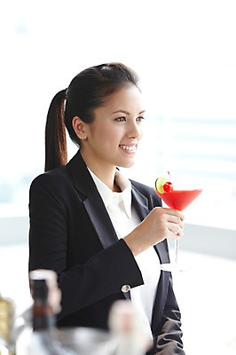 포토 JPG 주간 서양인 외국인 백인 해외기획촬영 직업 우먼라이프 라이프스타일 응시 2012년태국 여자 음료 비즈니스 술병 휴식 잔 주류 한명 미소 웃음 들기 사람 앉기 상반신 20대 성인 야외 앞모습 옆모습 아웃포커스 컵 비즈니스라이프 칵테일 바 직장인 비즈니스우먼 선술집 칵테일바 여자만 여자한명만 성인여자만 청년만 청년여자만 성인한명만 청년여자한명만 성인여자한명만 성인만 혼족 국내포토 자연요소 1 식기 시선 뷰포인트 컨셉 모션 병_용기 촬영기법 표정 인종 청년 생활 술집 싱글라이프 파일형식