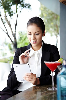 포토 JPG 주간 서양인 외국인 나무 식물 백인 해외기획촬영 직업 우먼라이프 라이프스타일 응시 2012년태국 여자 음료 비즈니스 술병 휴식 잔 주류 한명 미소 웃음 들기 사람 앉기 정장 상반신 20대 성인 야외 앞모습 아웃포커스 컵 비즈니스라이프 태블릿 웹서핑 칵테일 바 직장인 비즈니스우먼 선술집 칵테일바 여자만 여자한명만 성인여자만 청년만 청년여자만 성인한명만 청년여자한명만 성인여자한명만 성인만 혼족 국내포토 자연요소 1 식기 시선 옷 뷰포인트 컨셉 모션 병_용기 촬영기법 표정 인종 청년 생활 전자제품 스마트기기 술집 싱글라이프 파일형식