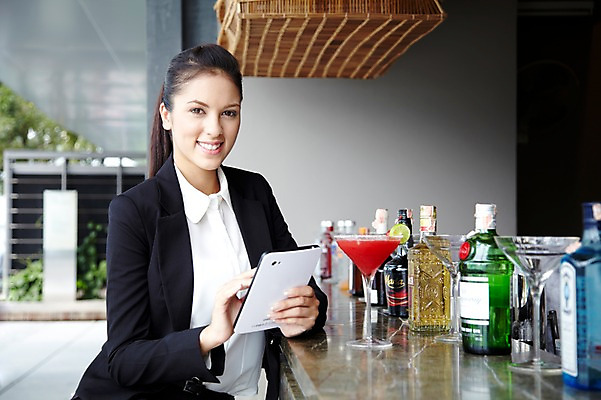 포토 JPG 주간 서양인 외국인 백인 해외기획촬영 직업 우먼라이프 라이프스타일 2012년태국 여자 음료 비즈니스 술병 휴식 잔 주류 한명 미소 웃음 들기 사람 앉기 정장 상반신 20대 성인 야외 앞모습 컵 비즈니스라이프 태블릿 웹서핑 칵테일 바 직장인 비즈니스우먼 선술집 칵테일바 여자만 여자한명만 성인여자만 청년만 청년여자만 성인한명만 청년여자한명만 성인여자한명만 성인만 혼족 국내포토 자연요소 1 식기 옷 뷰포인트 컨셉 모션 병_용기 표정 인종 청년 생활 전자제품 스마트기기 술집 싱글라이프 파일형식