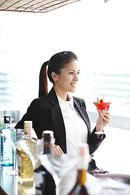 포토 JPG 주간 서양인 외국인 백인 해외기획촬영 직업 우먼라이프 라이프스타일 응시 2012년태국 여자 음료 비즈니스 술병 휴식 잔 주류 한명 미소 웃음 들기 사람 앉기 상반신 20대 성인 야외 앞모습 옆모습 아웃포커스 컵 비즈니스라이프 칵테일 바 직장인 비즈니스우먼 막대기 칵테일바 여자만 여자한명만 성인여자만 청년만 청년여자만 성인한명만 청년여자한명만 성인여자한명만 성인만 혼족 국내포토 자연요소 1 식기 시선 뷰포인트 컨셉 모션 병_용기 촬영기법 표정 인종 청년 생활 선술집 싱글라이프 파일형식