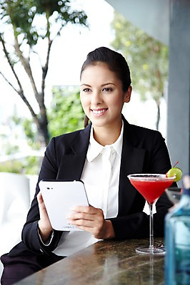 포토 JPG 주간 서양인 외국인 나무 식물 백인 해외기획촬영 직업 우먼라이프 라이프스타일 응시 2012년태국 여자 음료 비즈니스 술병 휴식 잔 주류 한명 미소 웃음 들기 사람 앉기 정장 상반신 20대 성인 야외 앞모습 아웃포커스 컵 비즈니스라이프 태블릿 웹서핑 칵테일 바 직장인 비즈니스우먼 막대기 칵테일바 여자만 여자한명만 성인여자만 청년만 청년여자만 성인한명만 청년여자한명만 성인여자한명만 성인만 혼족 국내포토 자연요소 1 식기 시선 옷 뷰포인트 컨셉 모션 병_용기 촬영기법 표정 인종 청년 생활 전자제품 스마트기기 선술집 싱글라이프 파일형식