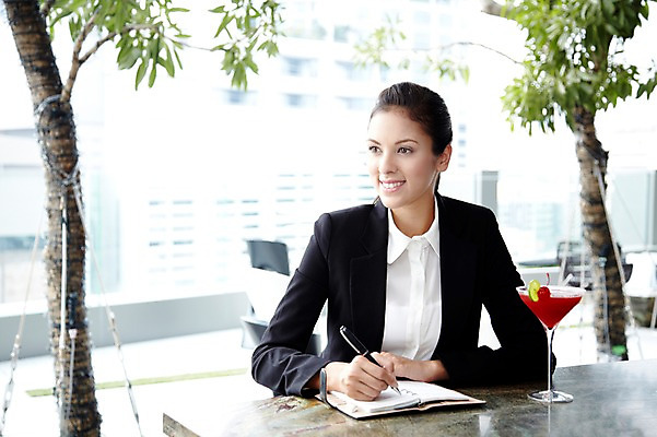 포토 JPG 주간 서양인 외국인 나무 식물 백인 해외기획촬영 직업 우먼라이프 라이프스타일 응시 2012년태국 여자 음료 비즈니스 휴식 잔 주류 한명 미소 웃음 들기 사람 앉기 정장 상반신 20대 성인 야외 앞모습 아웃포커스 컵 비즈니스라이프 펜 다이어리 기록 칵테일 바 직장인 비즈니스우먼 선술집 칵테일바 여자만 여자한명만 성인여자만 청년만 청년여자만 성인한명만 청년여자한명만 성인여자한명만 성인만 혼족 국내포토 자연요소 1 식기 시선 옷 뷰포인트 컨셉 모션 촬영기법 표정 인종 청년 생활 필기구 사무용품 술집 싱글라이프 파일형식