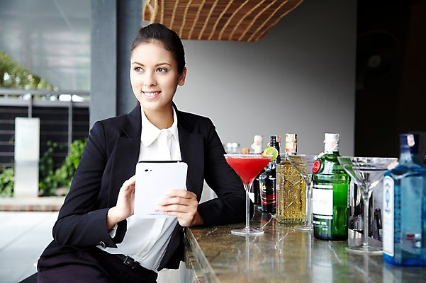 포토 JPG 주간 서양인 외국인 백인 해외기획촬영 직업 우먼라이프 라이프스타일 응시 2012년태국 여자 음료 비즈니스 술병 휴식 잔 주류 한명 미소 웃음 들기 사람 앉기 정장 상반신 20대 성인 야외 앞모습 컵 비즈니스라이프 태블릿 웹서핑 칵테일 바 직장인 비즈니스우먼 선술집 칵테일바 여자만 여자한명만 성인여자만 청년만 청년여자만 성인한명만 청년여자한명만 성인여자한명만 성인만 혼족 국내포토 자연요소 1 식기 시선 옷 뷰포인트 컨셉 모션 병_용기 표정 인종 청년 생활 전자제품 스마트기기 술집 싱글라이프 파일형식