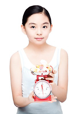 포토 JPG 스튜디오촬영 학생 라이프스타일 여학생 여자 몸매관리 다이어트 중학생 청소년 실내 사탕 저울 한명 들기 누끼 사람 동양인 상반신 앞모습 10대 민소매 뷰티 십대라이프스타일 한국인 무게 순수 측정 여중생 군것질 칼로리 청순 여자만 여자한명만 십대만 십대여자만 십대여자한명만 국내포토 1 뷰포인트 컨셉 상의 모션 디저트 건강 인종 내부 생활 파일형식