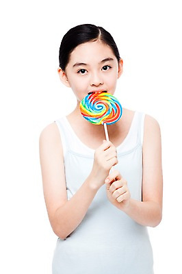 포토 JPG 스튜디오촬영 학생 라이프스타일 여학생 여자 중학생 청소년 실내 막대사탕 사탕 한명 들기 누끼 사람 동양인 상반신 앞모습 10대 민소매 뷰티 십대라이프스타일 한국인 먹기 순수 여중생 군것질 청순 여자만 여자한명만 십대만 십대여자만 십대여자한명만 국내포토 1 뷰포인트 컨셉 상의 모션 디저트 인종 내부 생활 파일형식