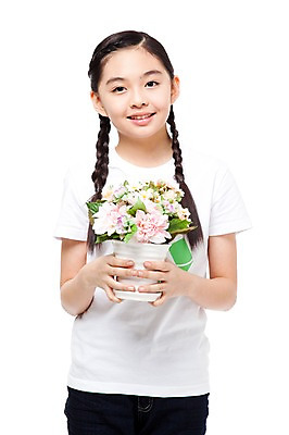 포토 JPG 스튜디오촬영 식물 학생 라이프스타일 여학생 여자 꽃 화분 캠페인 중학생 청소년 자연 양갈래머리 땋은머리 실내 한명 서기 미소 웃음 들기 누끼 사람 동양인 상반신 앞모습 10대 캐주얼 자연보호 환경 십대라이프스타일 그린캠페인 재활용 한국인 반팔티셔츠 보호 여중생 친환경 원예 여자만 여자한명만 십대만 십대여자만 십대여자한명만 국내포토 1 헤어스타일 옷 뷰포인트 컨셉 티셔츠 모션 표정 인종 취미 내부 생활 생태계 파일형식