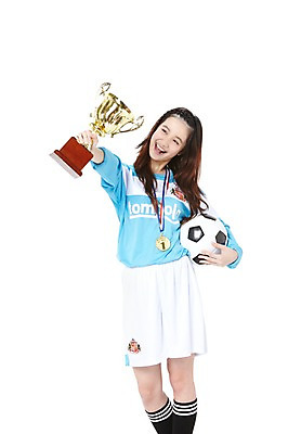 포토 JPG 스튜디오촬영 외국인 해외기획촬영 학생 라이프스타일 긴머리 2012년태국 여학생 여자 스포츠 유니폼 축구공 공 청소년 여고생 고등학생 실내 한명 서기 미소 웃음 들기 누끼 사람 동양인 앞모습 10대 운동복 운동 십대라이프스타일 미식축구 축구 기쁨 우승 니삭스 상 트로피 메달 열정 축구복 금메달 세리머니 여자만 여자한명만 십대만 십대여자만 십대여자한명만 국내포토 1 헤어스타일 옷 감정 뷰포인트 축구용품 모션 양말 표정 건강 인종 내부 생활 구기 최고 상_우승 상패 상_상패 파일형식